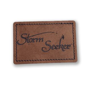 Storm Seeker - Kunstleder-Patch „Logo“ (Braun / eckig)